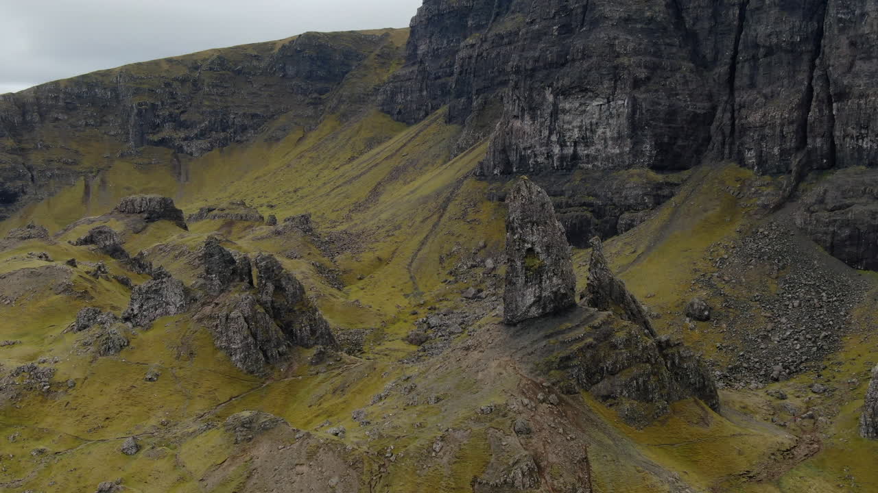vista aérea del anciano de storr, isla de skye, escocia, reino unido