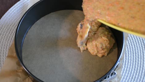 esparcir la masa en una bandeja para hornear