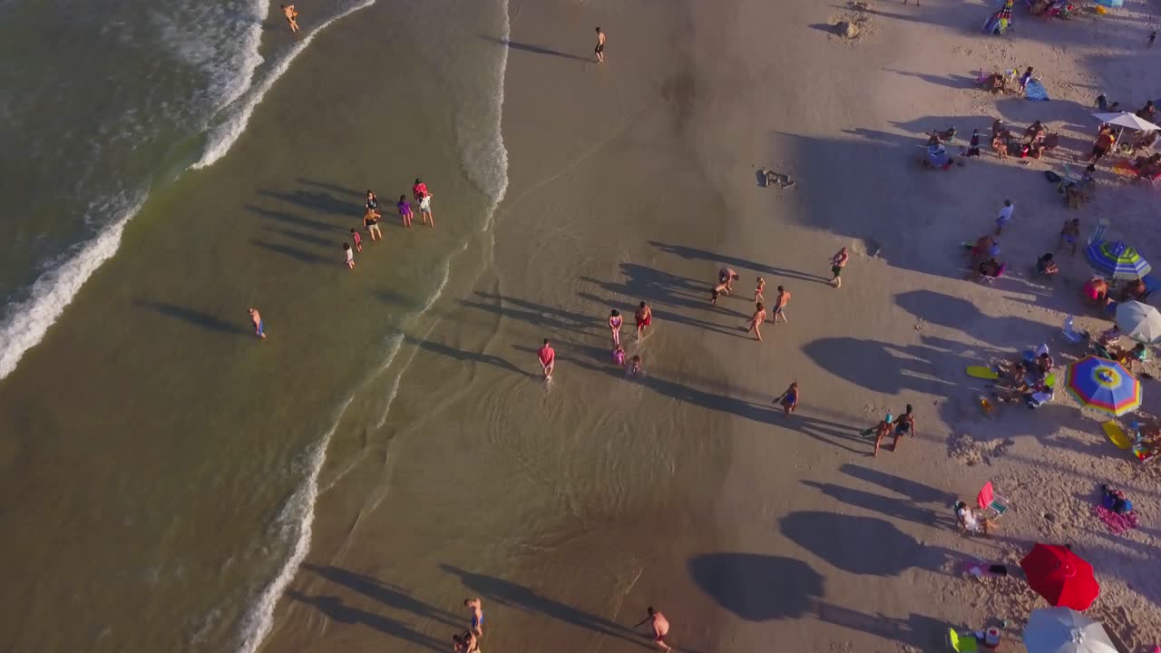 브라질의 골든 아워에 폭탄과 폭탄의 공중 기울기 촬영을 보여줍니다.