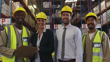 retrato de dos gerentes y dos trabajadores de almacén 4k