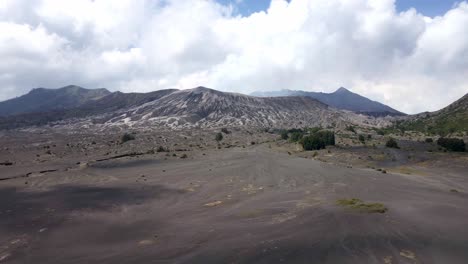 Panorama-Inspirador-Del-Terreno-Accidentado-Y-Las-Espectaculares-Características-Volcánicas-Del-Monte-Bromo,-Los-Paisajes-Volcánicos-Más-Emblemáticos,-El-Parque-Nacional-Tengger-Semeru-En-Java-Oriental,-Indonesia,-Con-Imágenes-De-Drones-En-4k