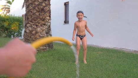 Diversión-Con-Agua-En-Un-Caluroso-Día-De-Verano.