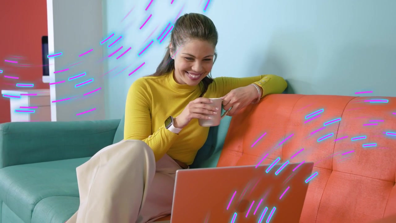 Mulher tomando um gole de caneca, debruçada sobre o laptop, visualizando um feed remoto com faixas roxo-azuladas varrendo o quadro