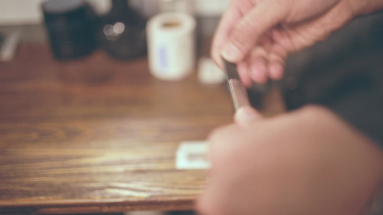 이발사의 면도 액세서리. 오래된 면도 칼날. 무자비한 면도기.