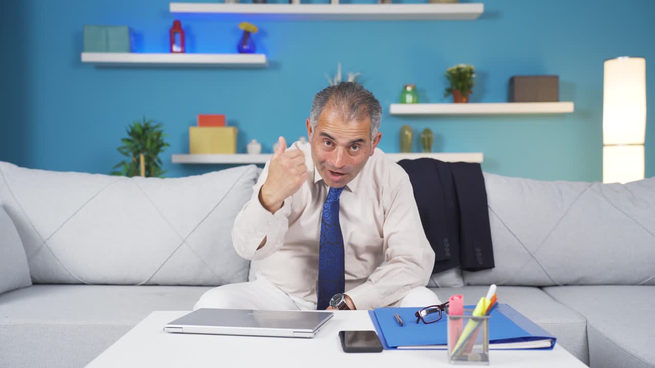 홈 오피스 워커 남자가 카메라 앞에 와서 당신을 부르고 있습니다.