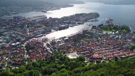 Bergen-Ist-Eine-Stadt-Und-Gemeinde-Im-Hordaland-An-Der-Westküste-Norwegens.-Bergen-Ist-Die-Zweitgrößte-Stadt-Norwegens.