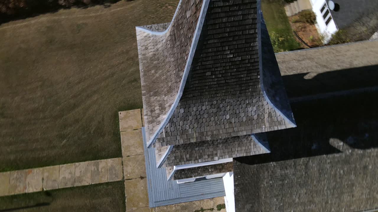 drone orbitando el único campanario de una antigua iglesia de madera en el entorno de las praderas de américa del norte