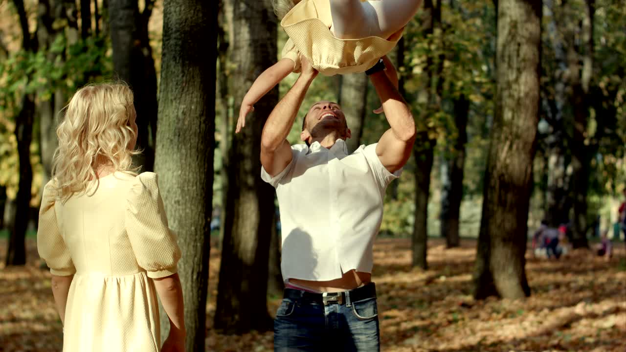 가을 공원에서 놀고 있는 행복한 가족