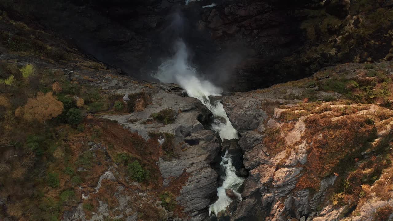 dronefootage og la hermosa cascada månafossen en noruega