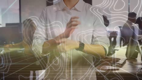 animación de líneas blancas del mapa con conexiones sobre diversas personas de negocios en la oficina