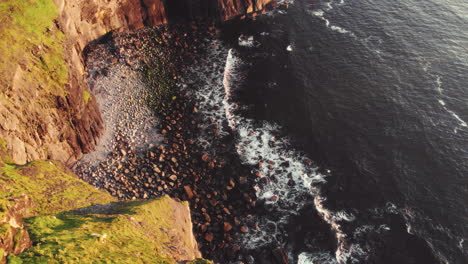 Antena-Cinematográfica-De-Los-Acantilados-De-Moher,-Irlanda-Durante-La-Hora-Dorada-En-Un-Día-Soleado