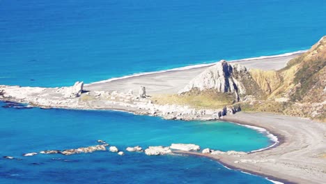 alejando la vista de la salvaje y hermosa playa de ward en nueva zelanda - toma estable