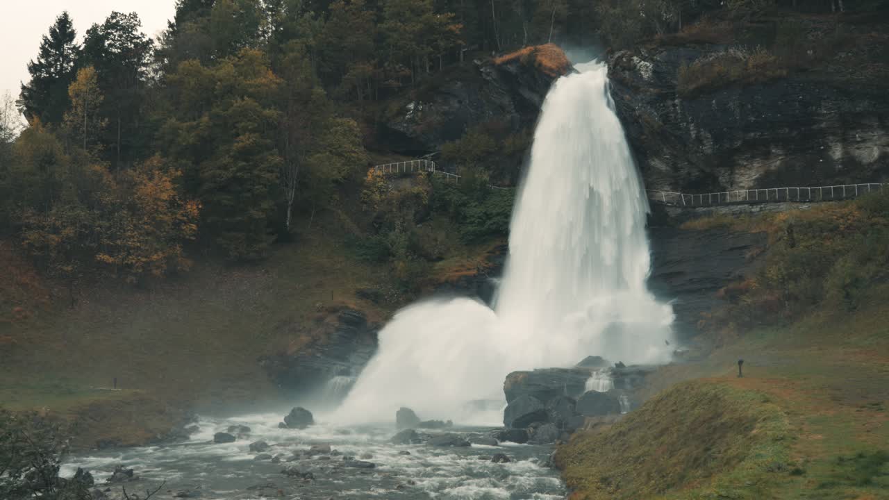 cascada de steindalsfossen cerca de northeimsund