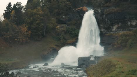 Cascada-De-Steindalsfossen-Cerca-De-Northeimsund