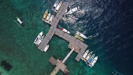 Luftaufnahme-Von-Oben-Von-Booten-Und-Yachten,-Die-An-Einem-Pier-Am-Strand-Von-Gili-Trawangan-Auf-Bali-Festgemacht-Sind