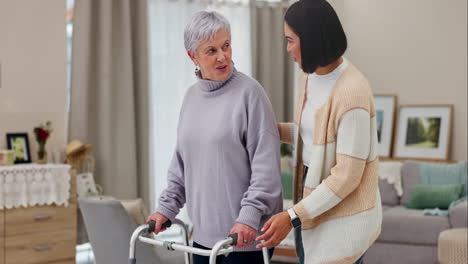 mujer, voluntaria y caminadora en el cuidado de ancianos