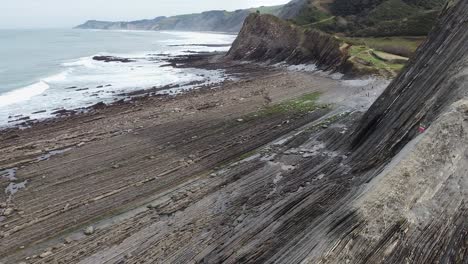 Luftdrohnenansicht-Der-Küsten-Flysch-Struktur-Am-Strand-Von-Sakoneta-Im-Baskenland