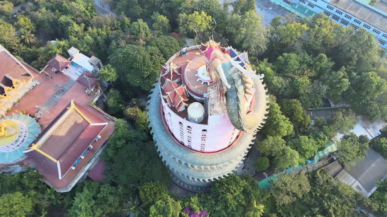 panorámica aérea de arriba hacia abajo de 4k alrededor del templo de wat samphran con un enorme dragón enrollado en la provincia de amphoe sam phran en bangkok, tailandia