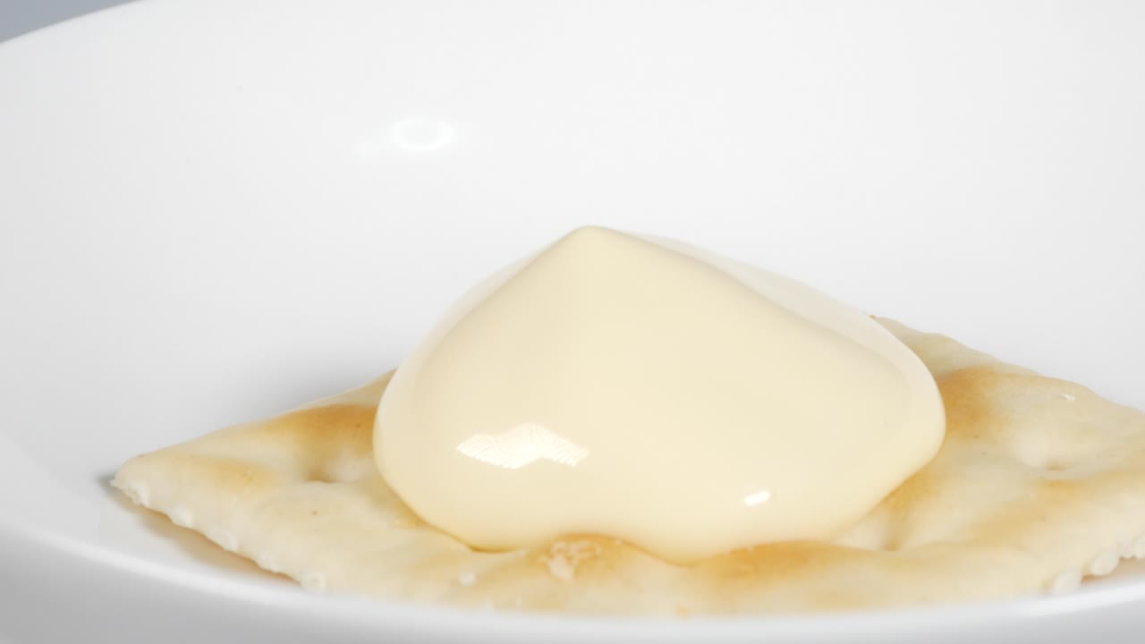 마요네즈와 함께 사각형 크래커