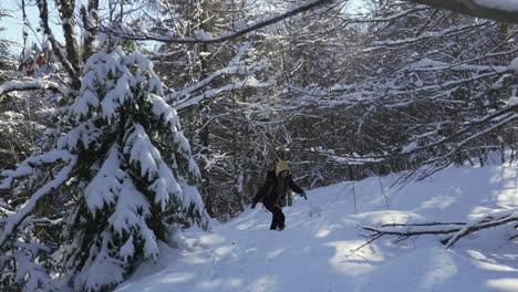 Eine-Müde-Junge-Frau-Erobert-Weiterhin-Die-Schneebedeckten-Pfade-Der-Vogesen