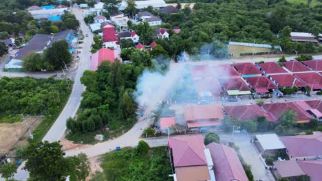 Eine-Luftaufnahme-Eines-Buschfeuers-In-Einem-Ländlichen-Dorf-In-Thailand