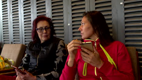 mujeres hablando mientras están sentadas en un café
