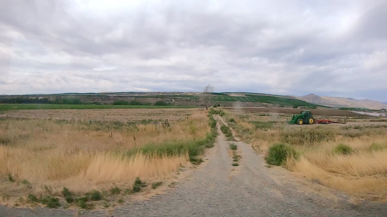pov del pasajero mientras viaja en una clase a rv que conduce a través de un área agrícola de las tierras altas de okanogan del estado central norte de washington