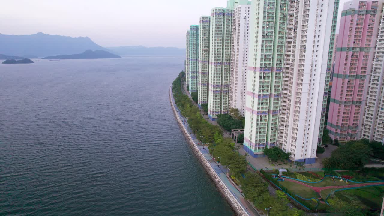 altos edificios de apartamentos con vistas panorámicas de sha tin hoi y las altas montañas en el fondo y jardines artificiales en el ultramoderno ma on shan de hong kong
