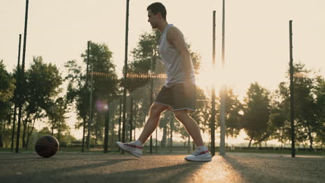 Jugador-De-Baloncesto-Masculino-Estirando-Las-Piernas-En-Una-Cancha-De-Baloncesto-Al-Aire-Libre