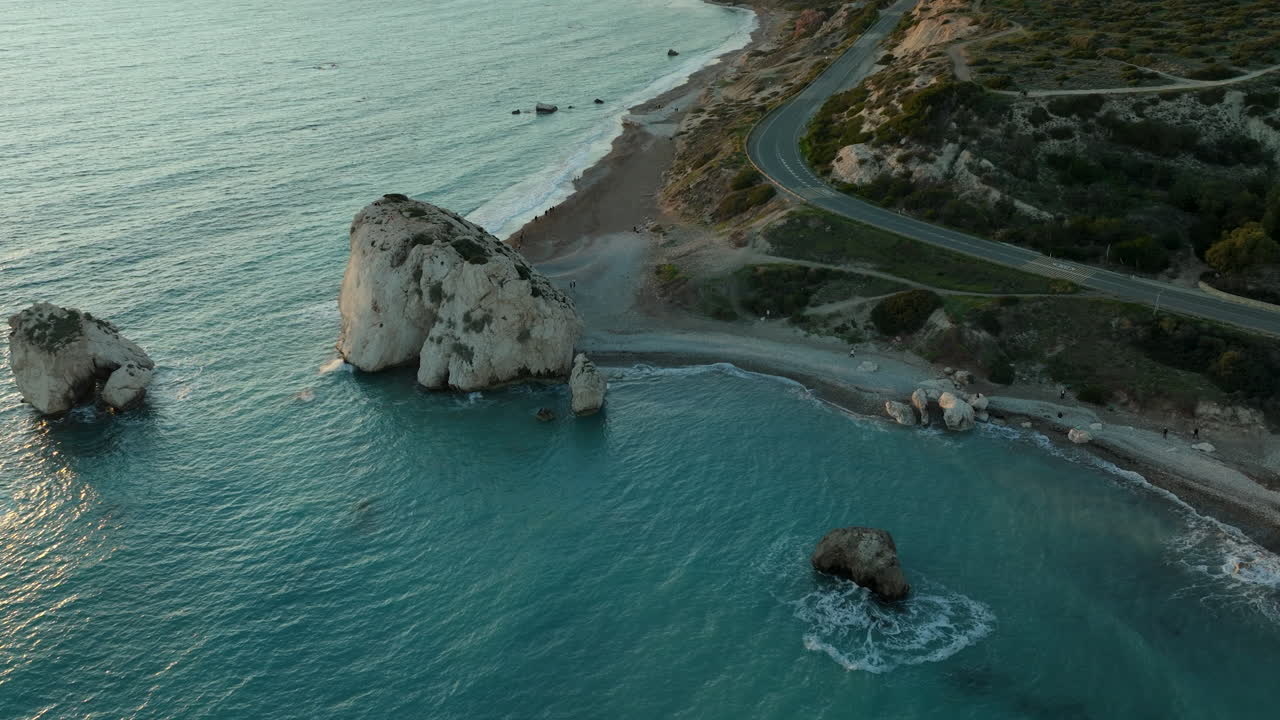 Roccia di Afrodite e spiaggia sulla costa di Paphos, Cipro, vista aerea.