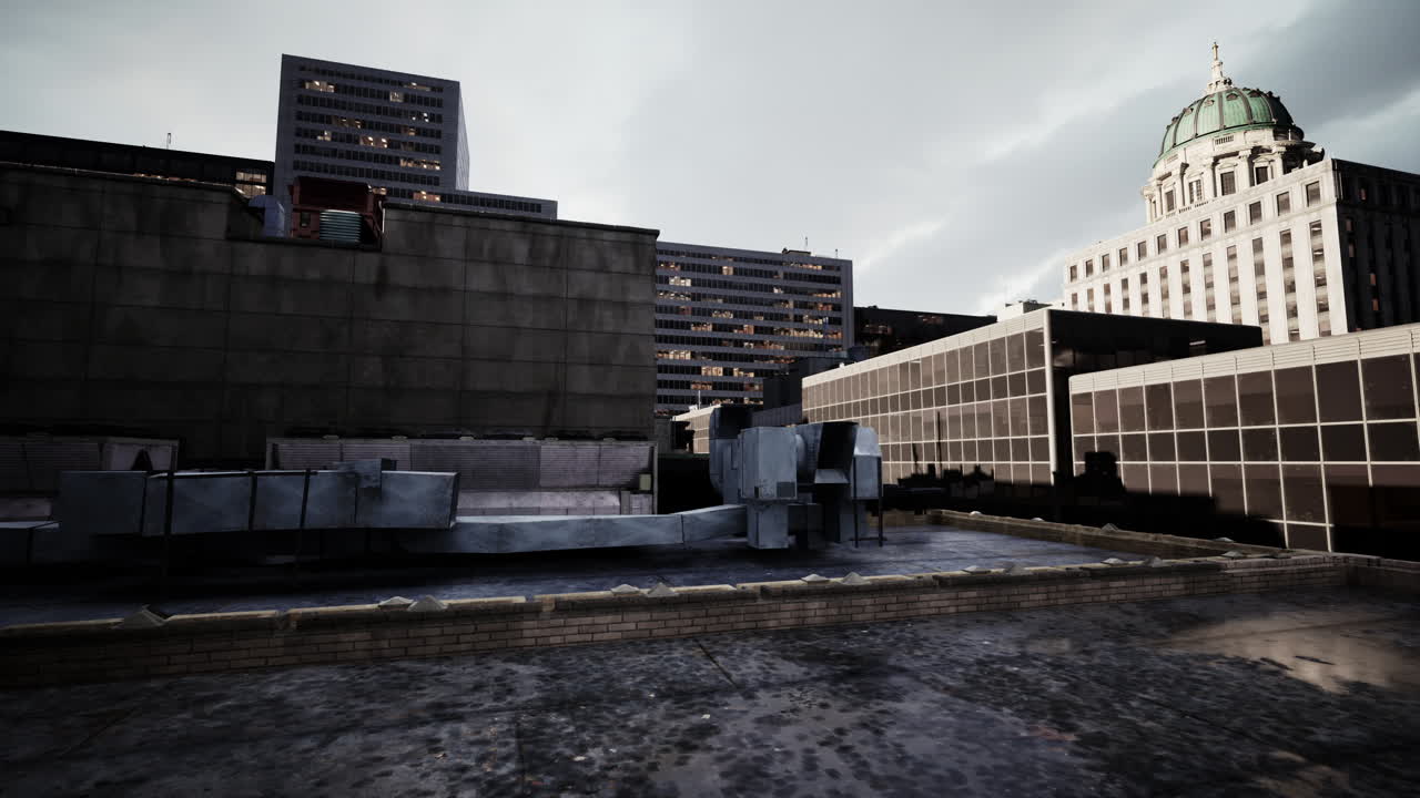 un gran edificio con una torre del reloj en el fondo