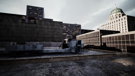 un gran edificio con una torre del reloj en el fondo