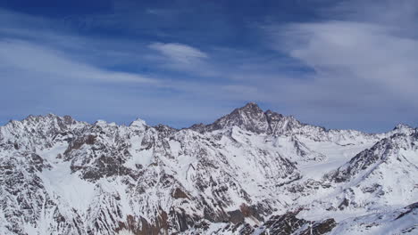 Vuelo-De-Drones-De-Invierno-Sobre-Las-Montañas-De-Mestia-En-Gerorgia