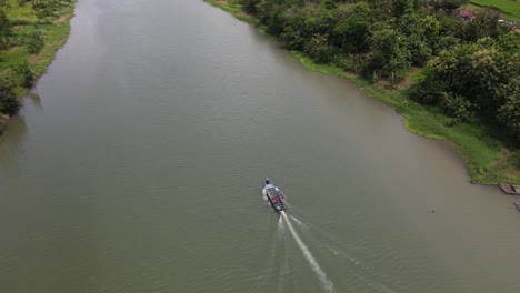 Vista-Aérea-De-Un-Barco-Tradicional-Que-Recorre-El-Río-Opak,-Yogyakarta-Con-Una-Hermosa-Vista