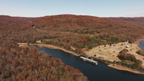 parque estatal lake fort smith durante el otoño en arkansas, ee.uu. - toma aérea de un dron