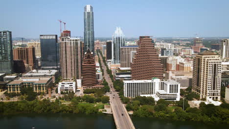 Vista-Aérea-Del-Centro-De-Austin-Desde-El-Lago-Lady-Bird-Al-Norte-Hacia-El-Edificio-Del-Capitolio-Del-Estado-De-Texas,-Drone-4k