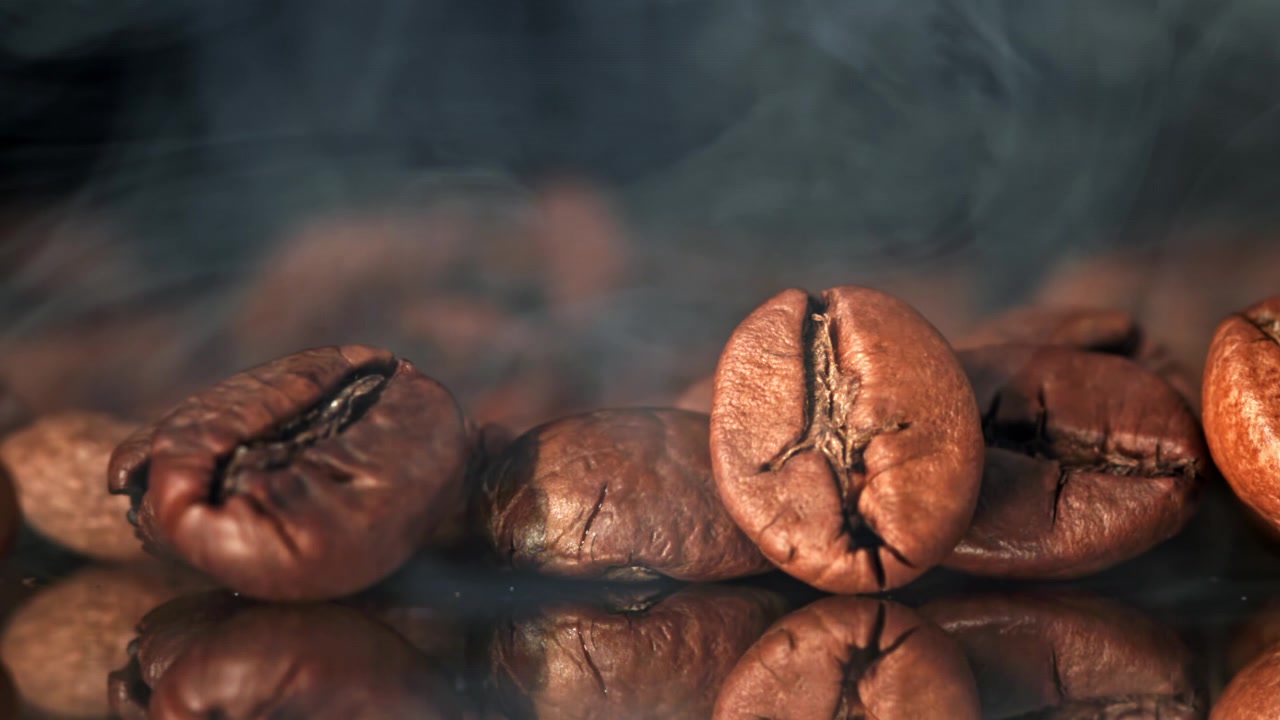 Fagioli di caffè appena arrostiti con vapore crescente