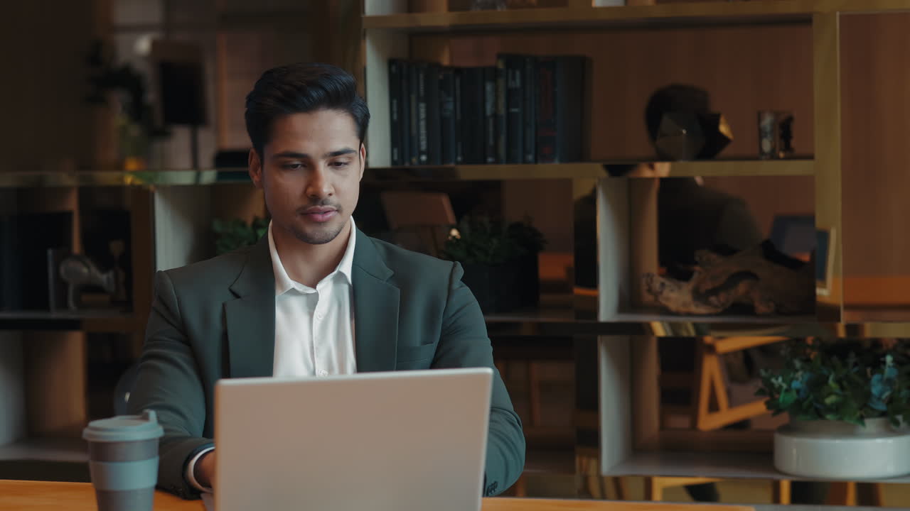 hombre de negocios trabajando en una computadora portátil en una oficina moderna