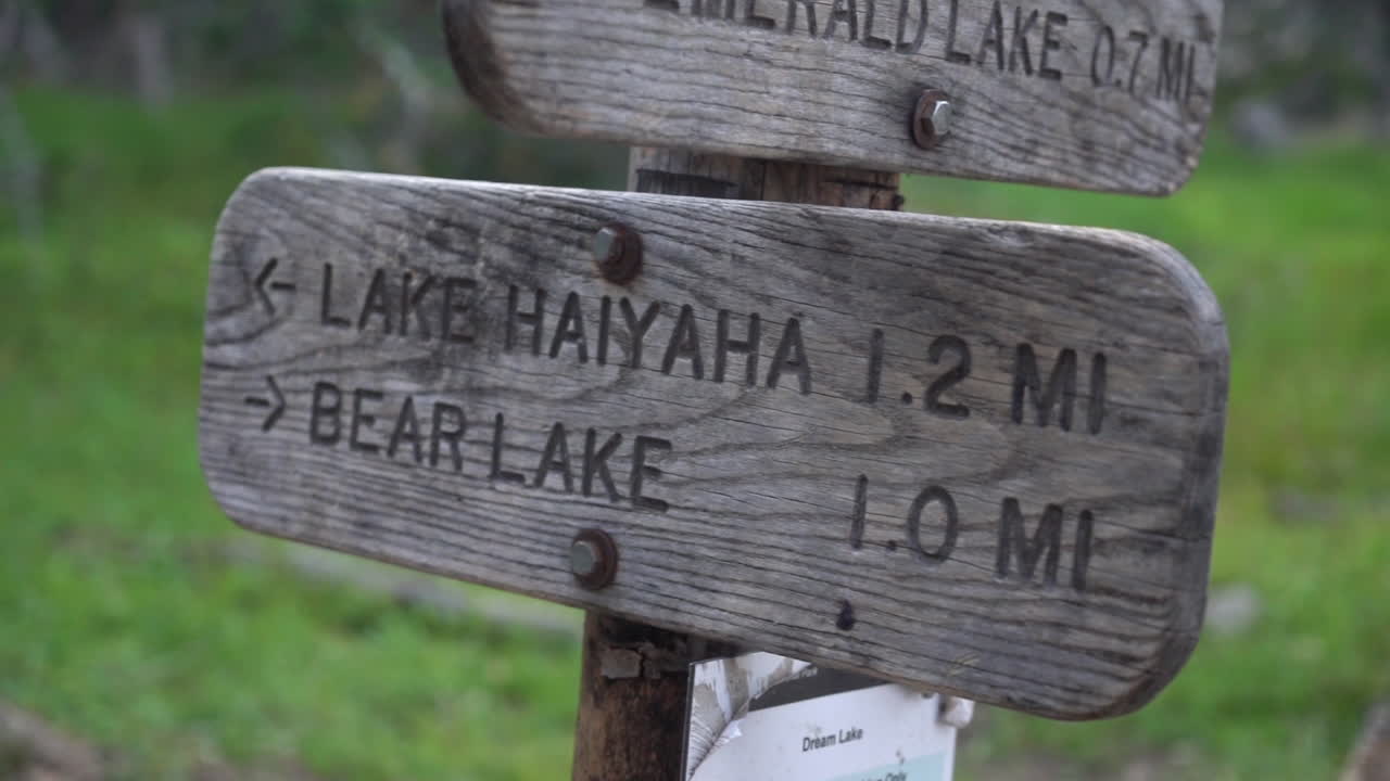 parque nacional de las montañas rocosas, señales de senderos con indicaciones para llegar al lago haiyaha bear y al lago esmeralda, colorado, ee.uu.