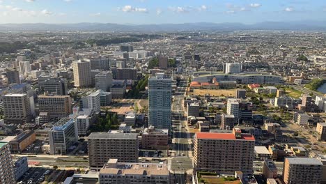 Timelapse-En-Un-Día-Soleado-Con-Vistas-A-La-Ciudad-De-Hamamatsu-Con-Coches,-Nubes-Y-Sombras.