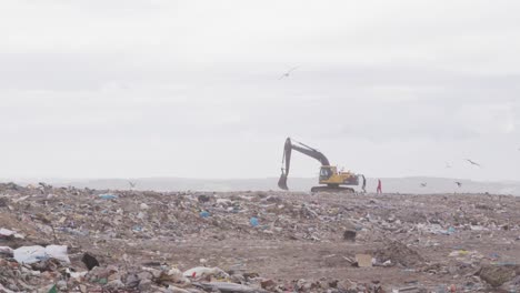 Digger-Limpiando-Basura-Amontonada-En-Un-Vertedero-Lleno-De-Basura