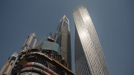 rascacielos modernos en construcción en dubai