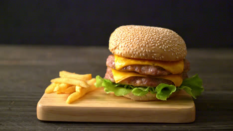 hamburguesa de cerdo o hamburguesa de cerdo con queso y papas fritas