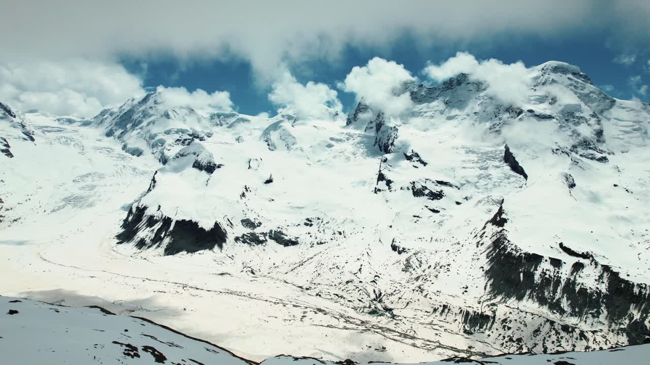 스위스 제르마트 (zermatt) 에서 눈으로 인 알파인 산에서 멀리 날아가는 4k 드론