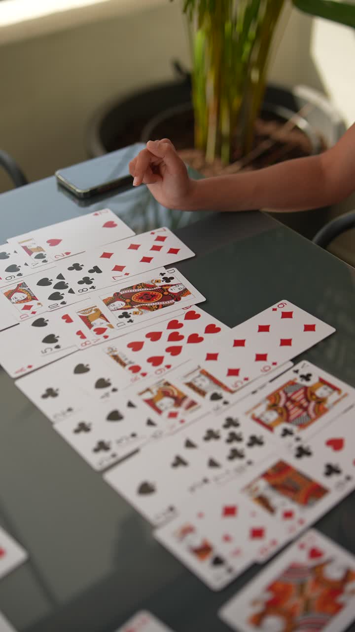 mujer jugando a las cartas en una mesa