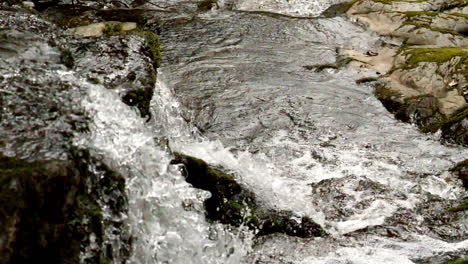 El-Agua-Cae-En-Cámara-Lenta-Desde-Un-Saliente-Rocoso-Disparado-A-Cámara-Lenta-A-180-Fps