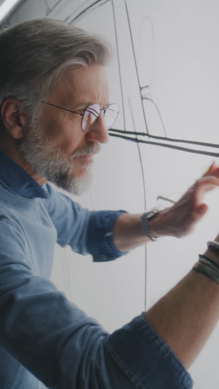 diseñador senior dibujando el concepto del coche