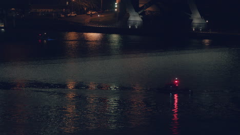 Luces-Del-Barco-De-La-Policía-Que-Patrulla-Reflejadas-En-Un-Mar-En-Calma-Por-La-Noche-En-Sydney,-Australia