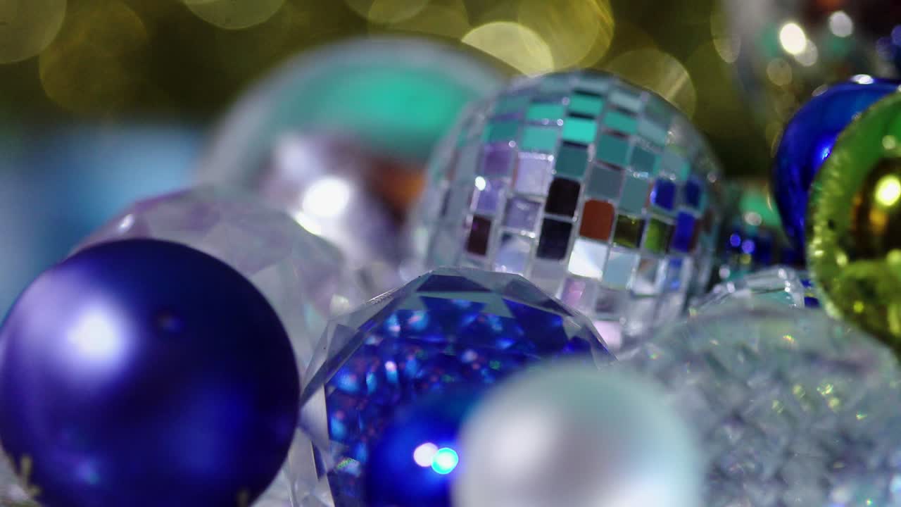 En bunke smukt julepynt, der glitrer.