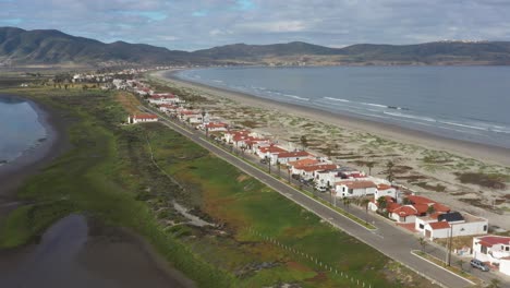 Amplia-Vista-De-La-Playa-De-Estero-Ensenada-Mexico,-Casas-Frente-A-La-Playa-De-Ensenada-En-Bahía-Todos-Los-Santos